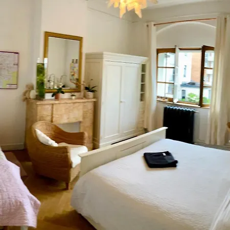 Calm, & Birdsong Near The Center Homestay